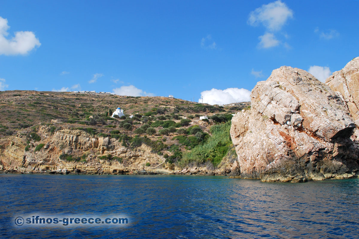 Η βραχώδης ακτή της Πουλάτης