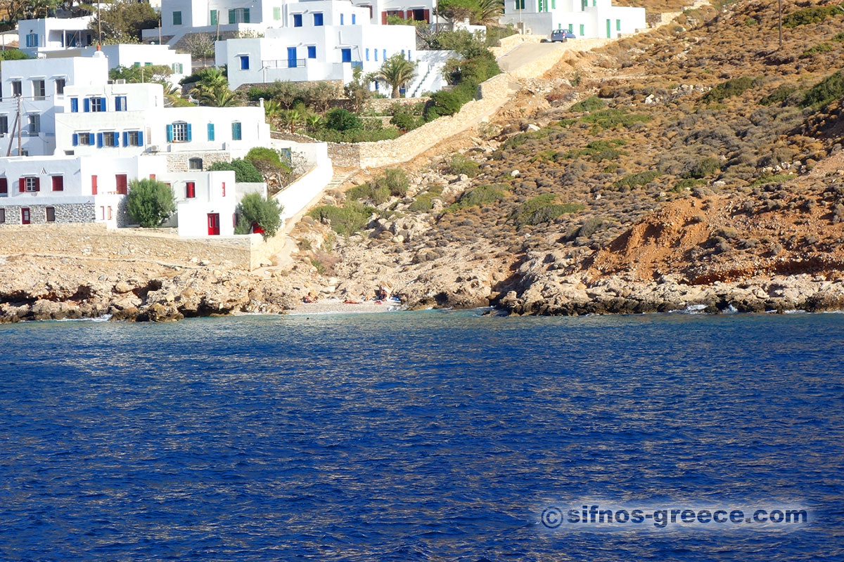 Η μικρή παραλία Σπηλιά, στις Καμάρες Σίφνου