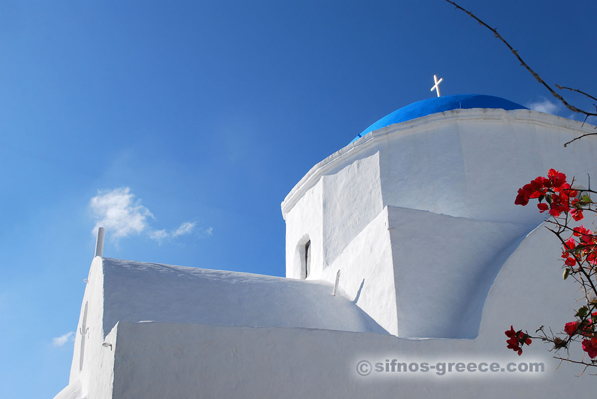 Εκκλησία με γαλάζιο τρούλο στην Απολλωνία