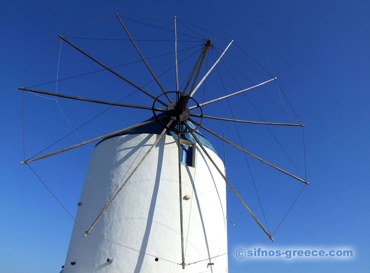 Αναπαλαιωμένος ανεμόμυλος στην κορυφή του Αρτεμώνα