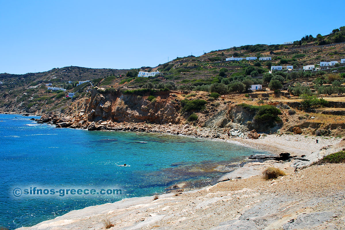 Η μικρή παραλία Σαούρες κοντά στη Χρυσοπηγή