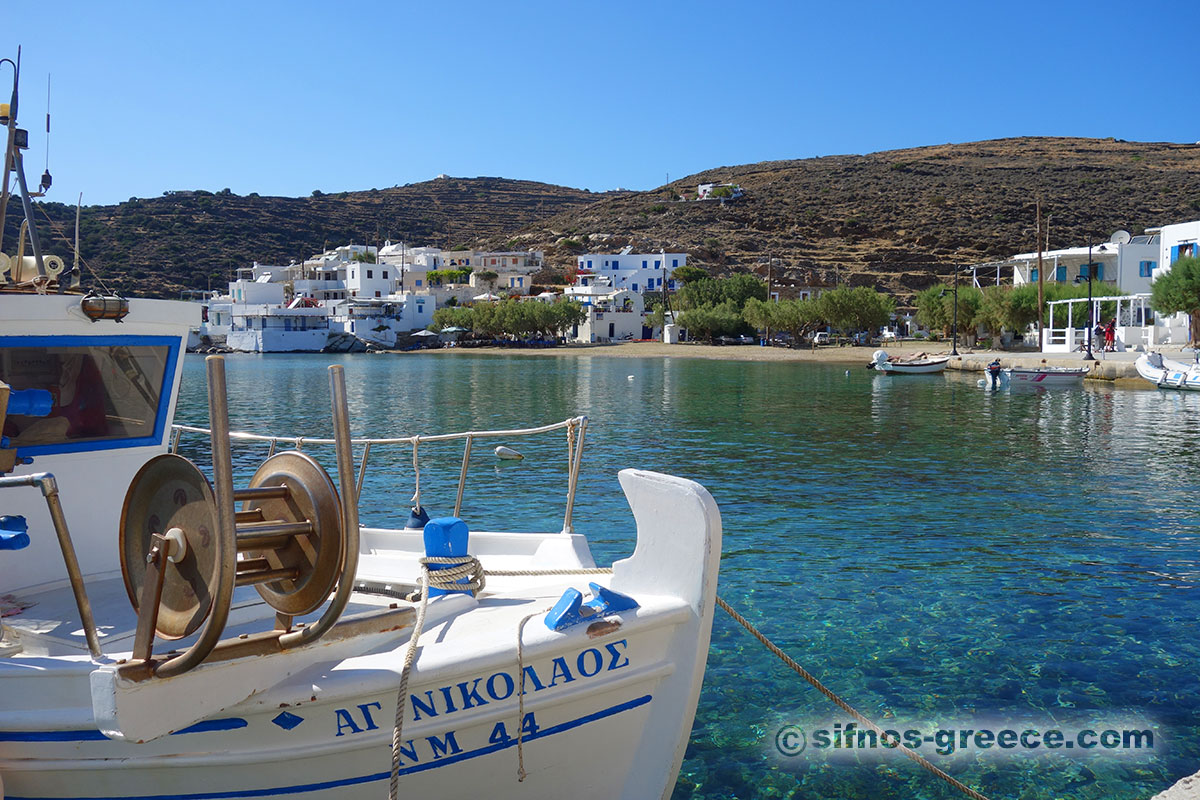 Παραδοσιακές ψαρόβαρκες στο λιμανάκι του Φάρου