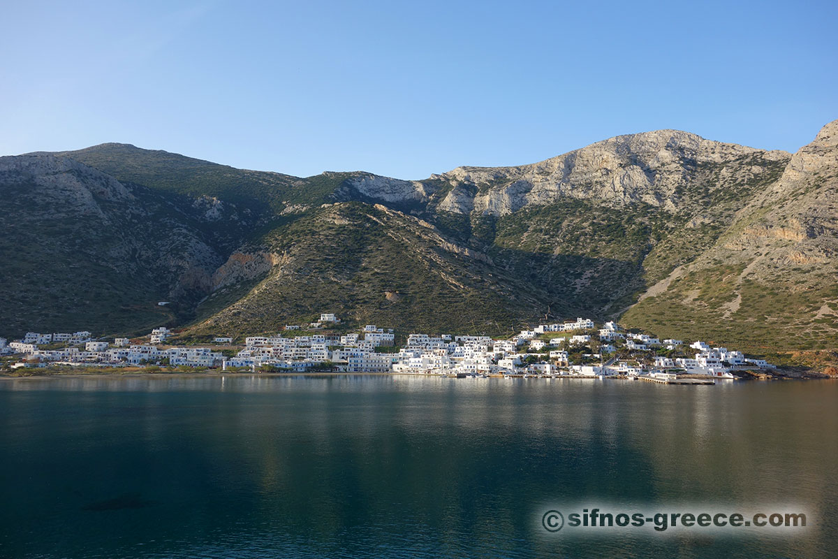 Ο οικισμός και η παραλία των Καμαρών