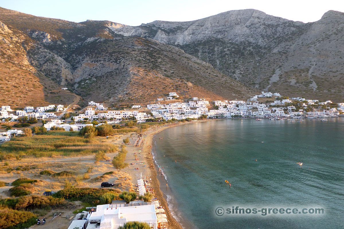 Η παραλία των Καμαρών στο ηλιοβασίλεμα