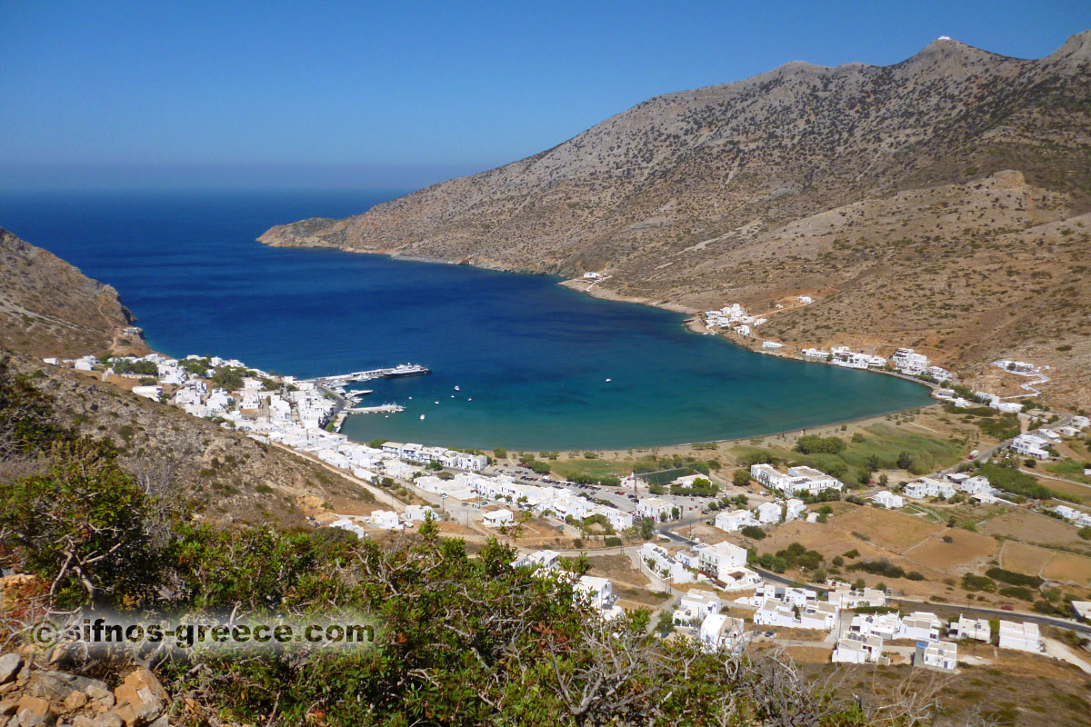 Ο οικισμός και η παραλία των Καμαρών από ψηλά