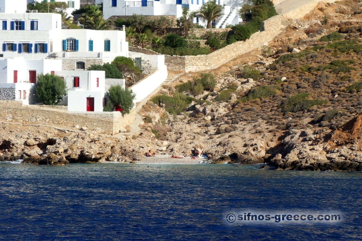 Η μικρή παραλία Σπηλιά στις Καμάρες