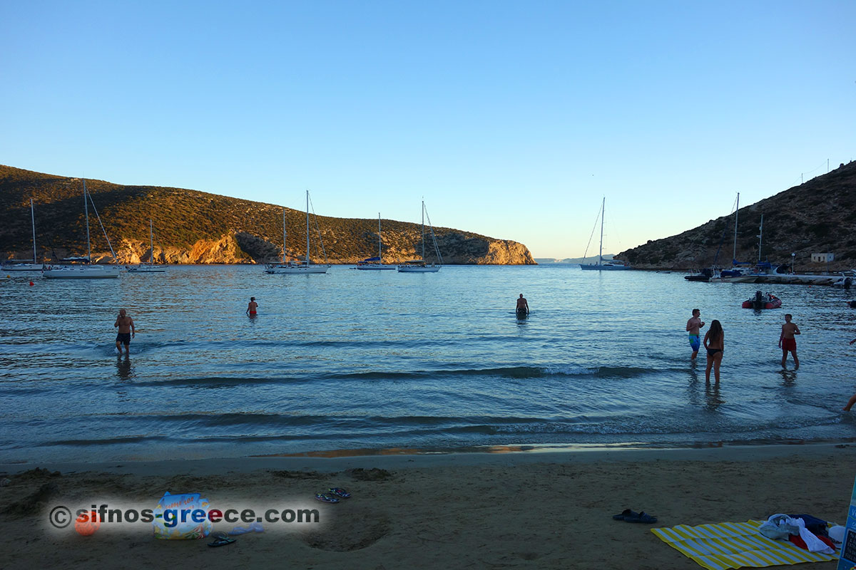 Η αμμουδιά στο Βαθύ αργά το απόγευμα