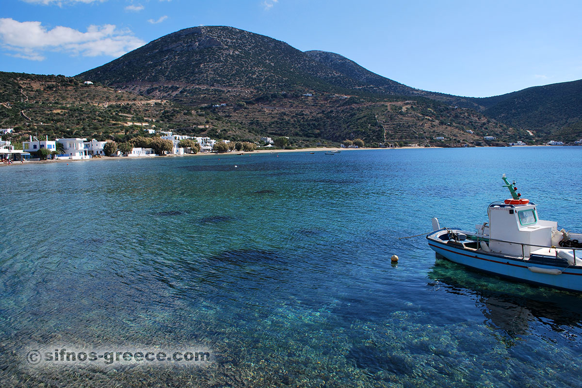 Η μία πλευρά της παραλίας στο Βαθύ