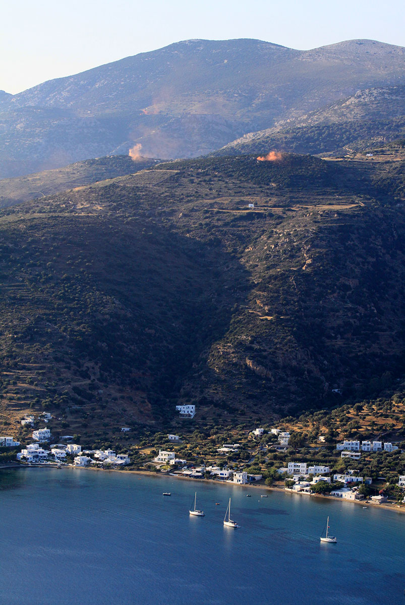 Επικοινωνία πύργων με καπνό πάνω από το Βαθύ